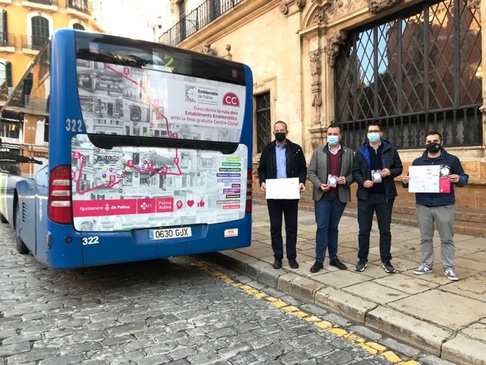 El teniente de alcalde de Movilidad Sostenible, Francesc Dalmau, el gerente de la EMT Palma, Mateu Marcús, el regidor de Promoción Económica y Ocupación, Rodrio A. Romero y el director genera de Comercio, Frabizio di Giacomo.