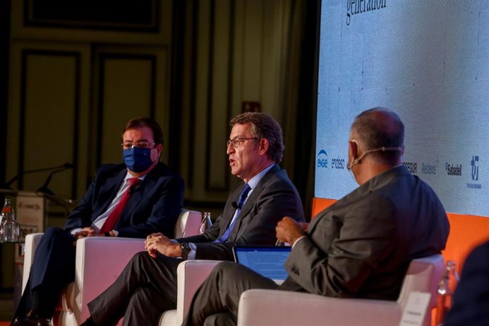 Archivo - (I-D) El presidente de la Xunta de Galicia, Alberto Núñez Feijóo, y el presidente de la Junta de Extremadura, Guillermo Fernández Vara, intervienen en la primera mesa de debate de las I Jornadas de Fondos Europeos para la recuperación Next Gen