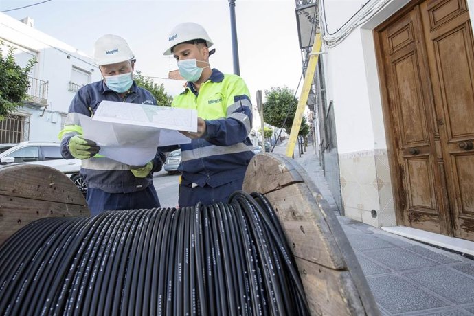 Archivo - Operarios de Magtel trabajan en el despliegue de fibra óptica.