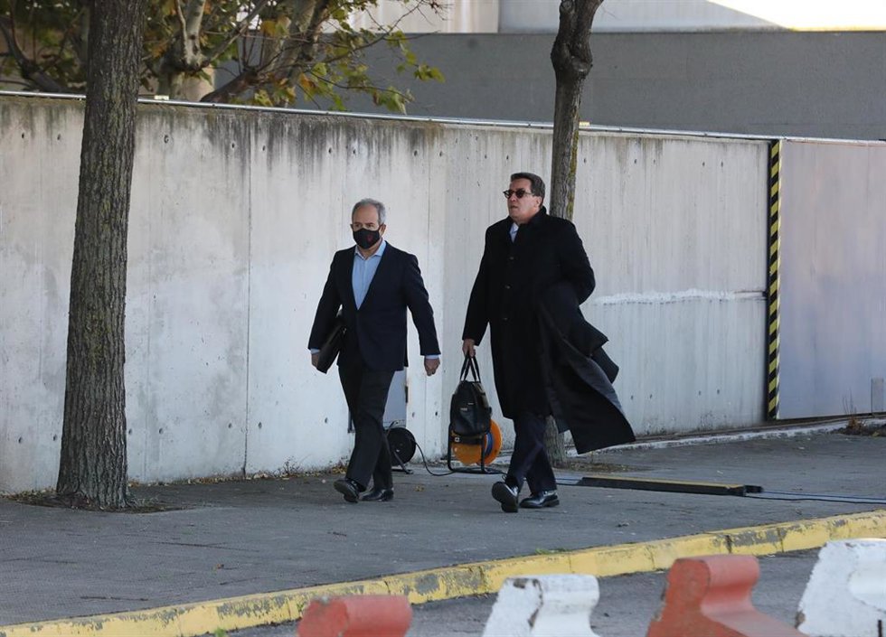 El que fuera alcalde de Boadilla del Monte Arturo González Panero (i), y su abogado Gustavo Galán a su llegada a la Audiencia Nacional para declarar como acusado en la trama 'Gürtel', a 16 de noviembre de 2021, en San Fernando de Henares, Madrid, (Españ