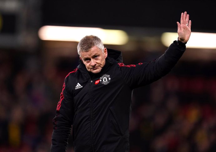 20 November 2021, United Kingdom, Watford: Manchester United manager Ole Gunnar Solskjaer applauds the fans after the final whistle of the English Premier League soccer match between Watford and Manchester United at Vicarage Road Stadium. Photo: John Wa