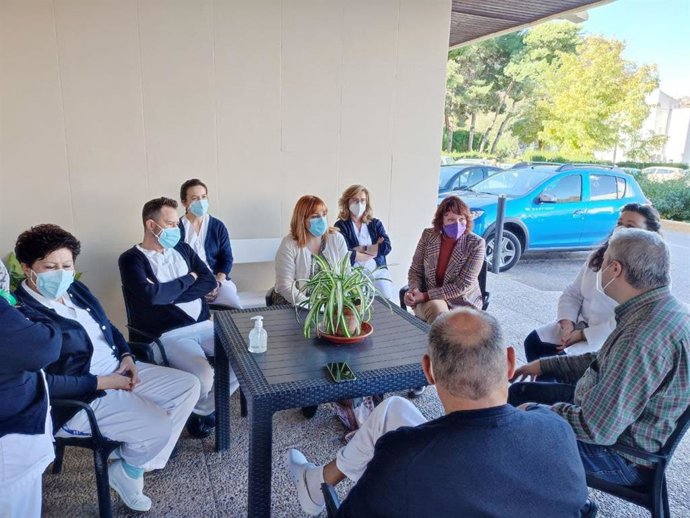 Imagen de la reunión entre Podemos y la plantilla de la residencia Domingo Sastre