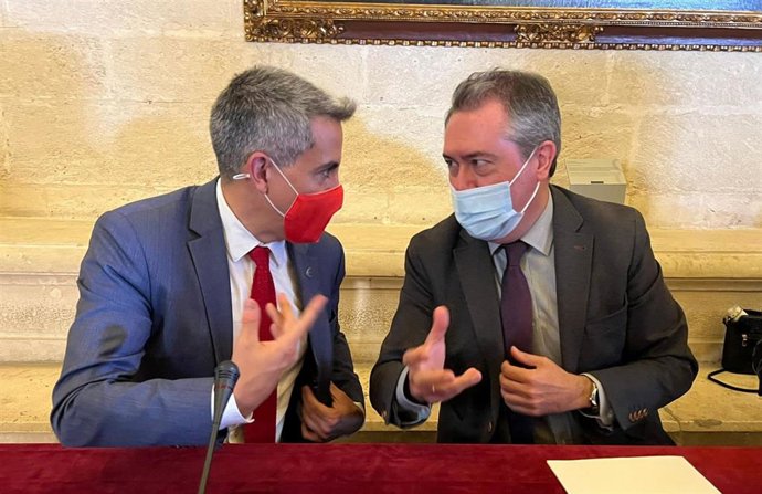 El vicepresidente de Cantabria y consejero de Cultura Pablo Zuloaga, y el alcalde de Sevilla, Juan Espadas