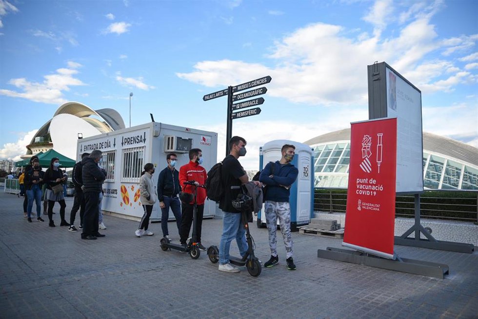 Varias personas acuden recibir la vacuna contra el Covid-19 en un punto de vacunación instalado con motivo del Festival de Les Arts