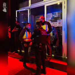 Operación conjunta de la Policía de la Generalitat y la Policía Local de València de desalojo de dos pubs que triplicaban su aforo