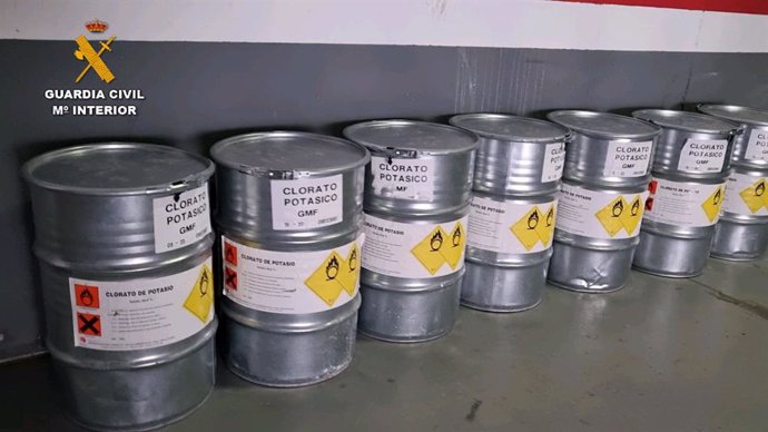Imatge dels bidons intervinguts amb 350 quilos de precursors d'explosius en un garatge de Reus (Tarragona)