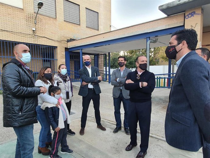 Los delegados Francisco Páez y Antonio Muñoz, en el CEIP Miguel Hernández, en el que se han invertido cerca de 60.000 euros.