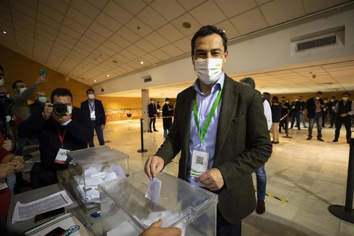 El presidente de la Junta, Juanma Moreno, durante la votación en,  en el XVI Congreso Autonómico del PP Andaluz que se está desarrollando este fin de semana en el Palacio de Congreso de Granada bajo el lema 'Andalucía, el cambio funciona' a 20 de noviem
