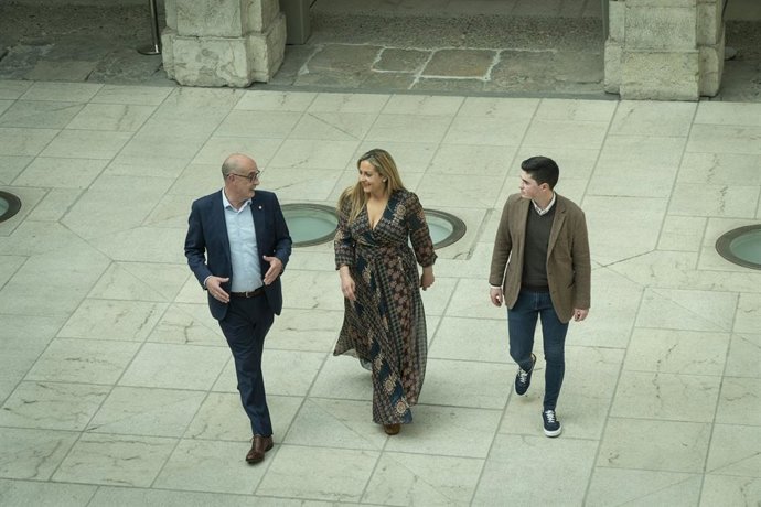 Archivo - Los tres diputados de Ciudadanos en el Parlamento de Cantabria. De izda a derecha: Félix Álvarez, Marta García y Diego Marañón