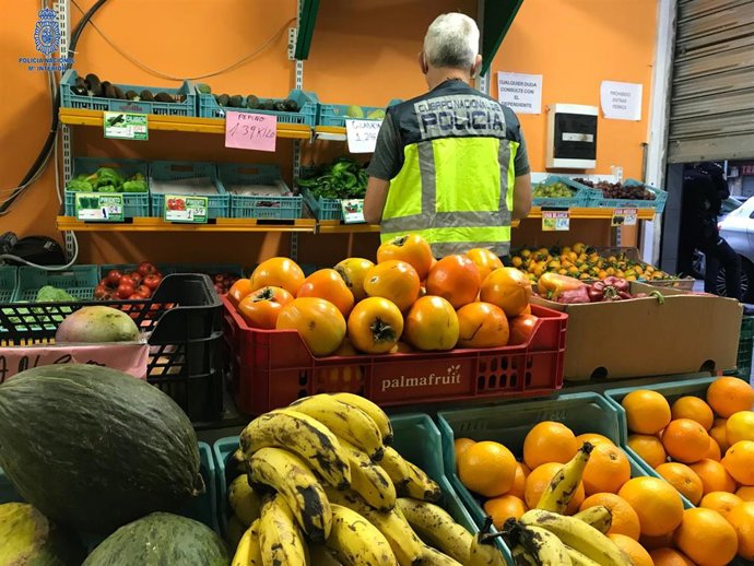 Archivo - Un agente de la Policía Nacional en la frutería donde presuntamente se traficaba con cocaína.
