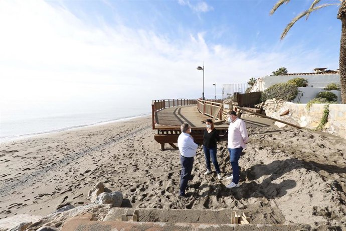 La alcaldesa de Marbella, Ángeles Muñoz, en una visita a una zona afectada por el temporal.