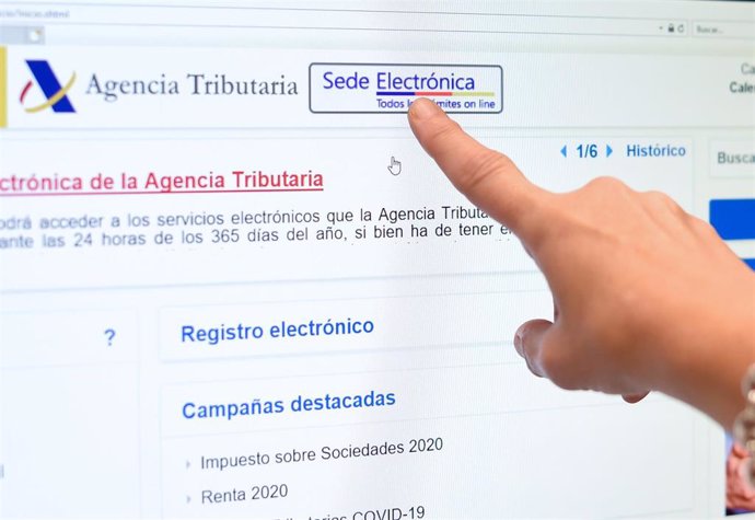 Archivo - Una persona en la sede electrónica de la Agencia Tributaria.