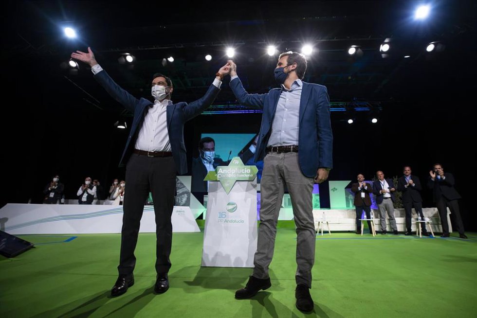 El presidente del PP-A y presidente de la Junta de Andalucía, Juanma Moreno (i), y el presidente del PP nacional, Pablo Casado (d), clausuran el XVI Congreso Autonómico del PP de Andalucía, que se ha desarrollado este fin de semana en el Palacio de Cong