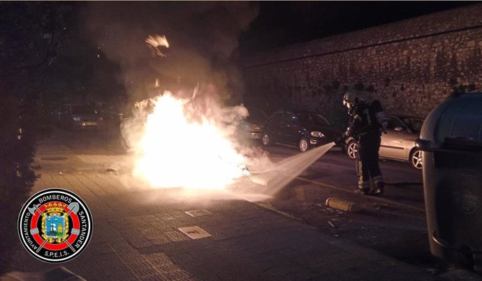Incendio de contenedores en Vía Cornelía