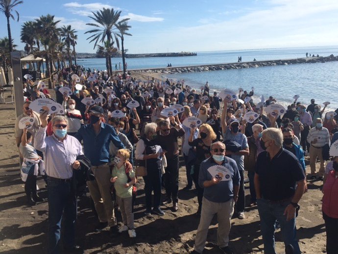 Marcha en Marbella para pedir agilizar actuaciones para regenerar las playas del municipio