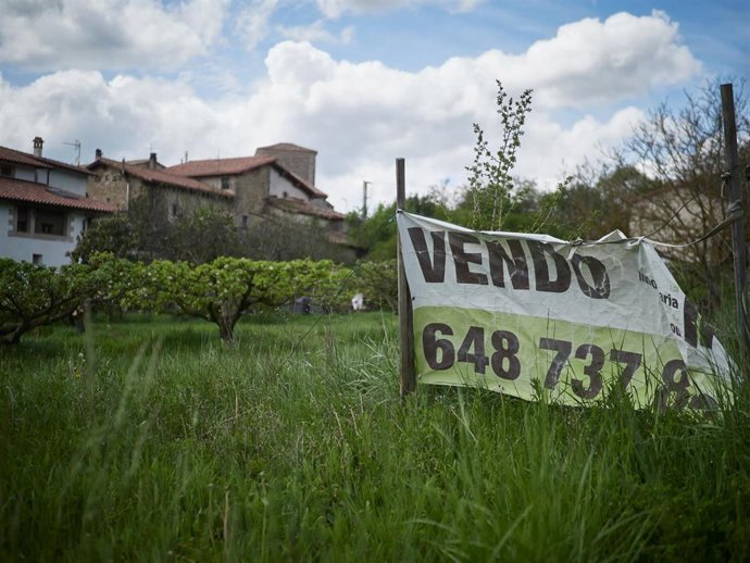 Archivo - Cartel de 'Se Vende' en una parcela del Valle de Ezcabarte