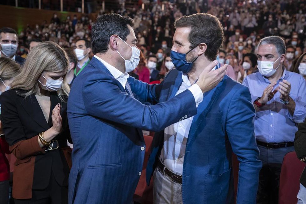 El presidente del PP-A y presidente de la Junta de Andalucía, Juanma Moreno (i) y el presidente del PP nacional, Pablo Casado (d), en la clausura del XVI Congreso Autonómico del PP de Andalucía, que se ha desarrollado este fin de semana en el Palacio de