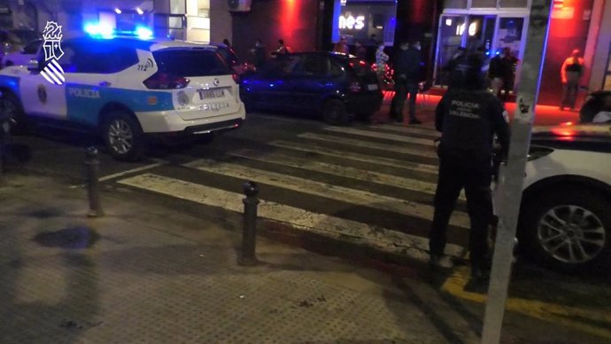 Desalojan dos pubs en Valncia que triplicaban su aforo con decenas de personas sin mascarilla ni distancia de seguridad