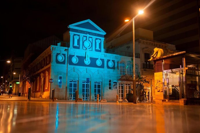 Archivo - Ayuntamiento de Almería ilumina de azul la ciudad para mostrar la importancia de trabajar por derechos de la infancia