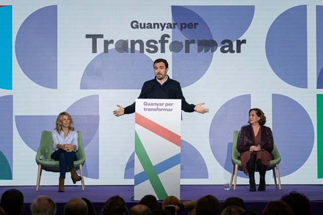 Los ministros Yolanda Díaz y Alberto Garzón y la alcaldesa de Barcelona, Ada Colau, en la III Asamblea de los comuns en Barcelona