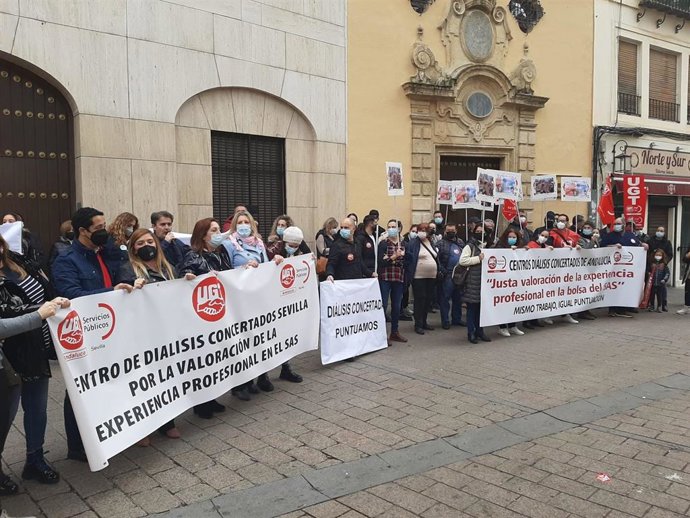 Concentración en Córdoba de trabajadores de los Centros de Diálisis Concertados.