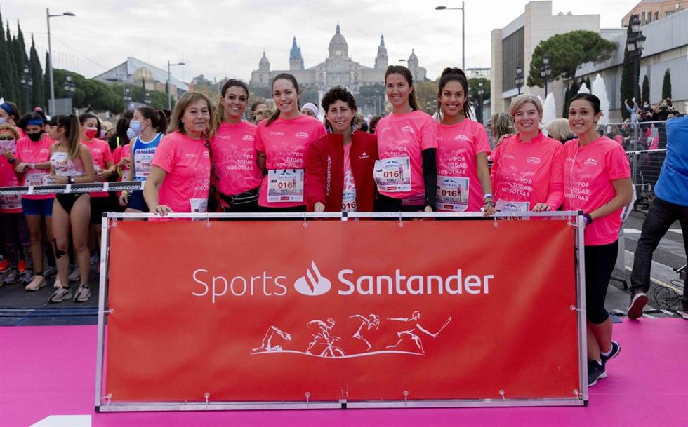 La 'marea rosa' inunda las calles de Barcelona en la Carrera de la Mujer Central Lechera Asturiana