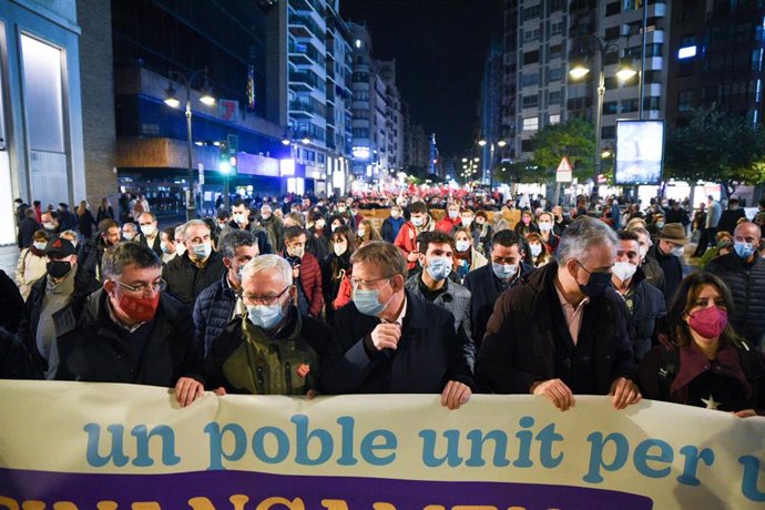 El presidente de la Generalitat Valenciana, Ximo Puig (centro), en la manifestación por un nuevo sistema de financiación autonómica justo para la Comunitat, celebrada este sábado