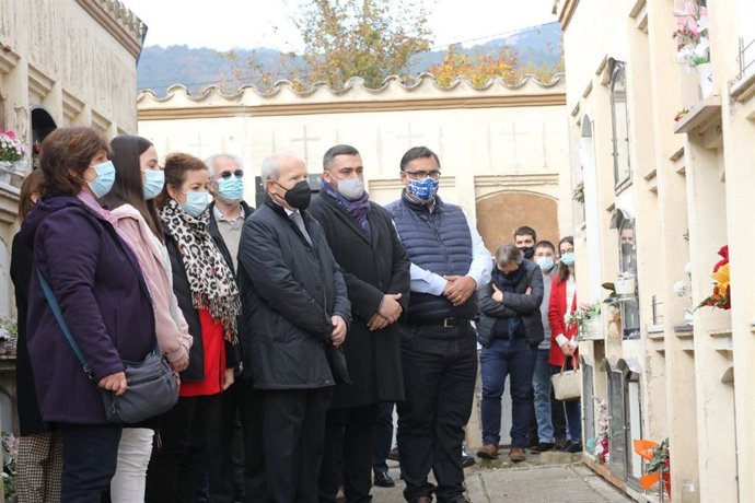 La portavoz del PSC en el Parlament, Alícia Romero, y el expresidente de la Generalitat José Montilla tras realizar una ofrenda floral a la tumba del exministro socialista Ernest Lluch