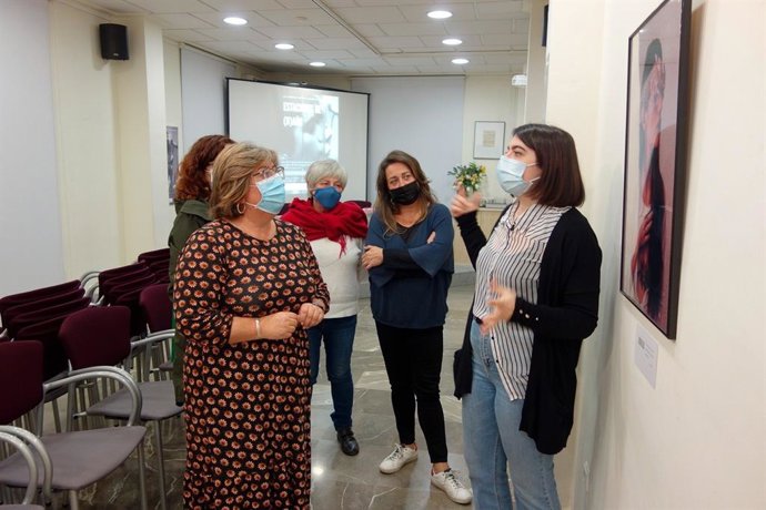 El Centro Mariana Pineda acoge una selección de fotografías sobre la mujer maltratada.