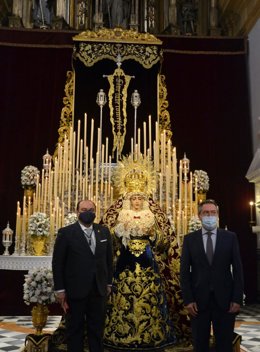 El alcalde de Sevilla, Juan Espadas, a la derecha de la imagen, ha impuesto la Medalla de la Ciudad a la Virgen del Refugio de la Hermandad de San Bernardo.