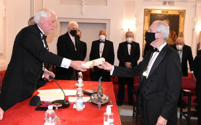 El nefrólogo José Antonio Milán Marín recibe su acreditación como Académico de Número Electo de manos del presidente de la Real Academia de Medicina y Cirugía de Sevilla, Jesús Castiñeiras Fernández.