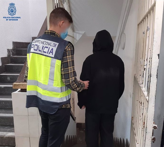 Un agente de la Policía Nacional junto al joven detenido como presunto autor de un delito de abuso sexual en Palma.