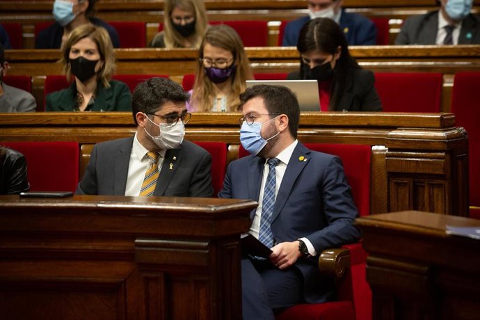 El vicepresidente, Jordi Puigneró (i), y el presidente de la Generalitat de Catalunya, Pere Aragons (d), conversan en una sesión de control al Govern, a 17 de noviembre de 2021, en Barcelona, Catalunya, (España). El pleno del Parlament con una sesión d