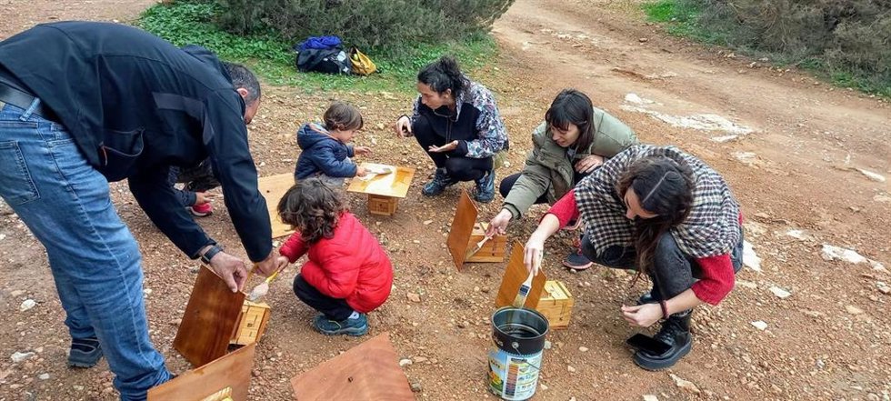 Voluntarios participan en la actividad programada por el Parque Natural.