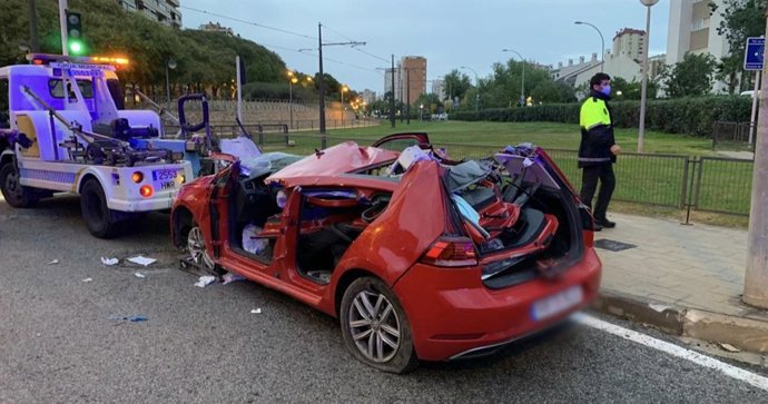 Estado del vehículo en uno de los tres accidentes ocurridos durante la pasada madrugada en Alicante