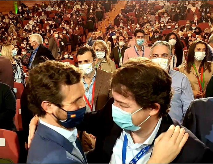 Casado saluda a Mañueco durante la clausura del congreso del PP de Andalucía.