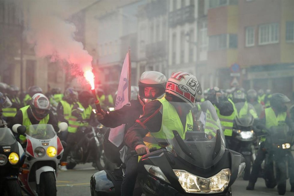 Varios hombres participan en una caravana motera por el futuro de la planta de Alcoa de San Cibrao