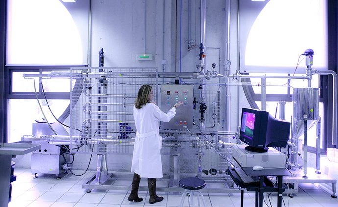 Archivo - Una investigadora trabajando en la planta piloto de tecnología de alimentos de la UPNA