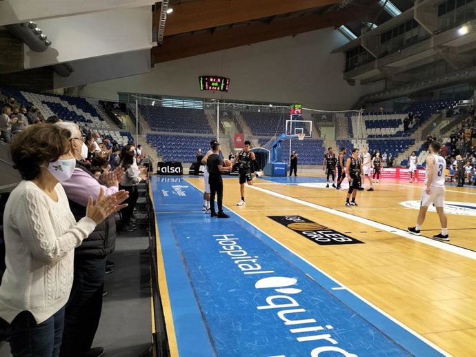 La consellera de Asuntos Sociales y Deportes, Fina Santiago, anima al Palmer Alma Mediterránea Palma.