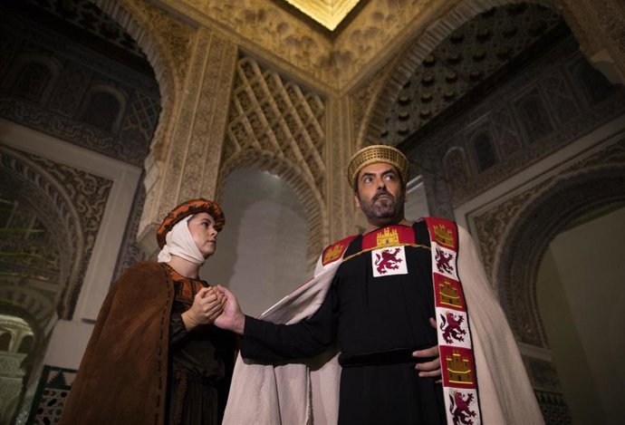 Archivo - La compañía de Teatro Clásico de Sevilla pone en escena en el Alcázar de Sevilla en el ciclo de visitas teatralizadas dedicado a la figura de Alfonso X el Sabio con motivo del 800 aniversario de su nacimiento.