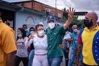 El líder opositor Henrique Capriles ejerce su derecho al voto en las elecciones regionales de Venezuela