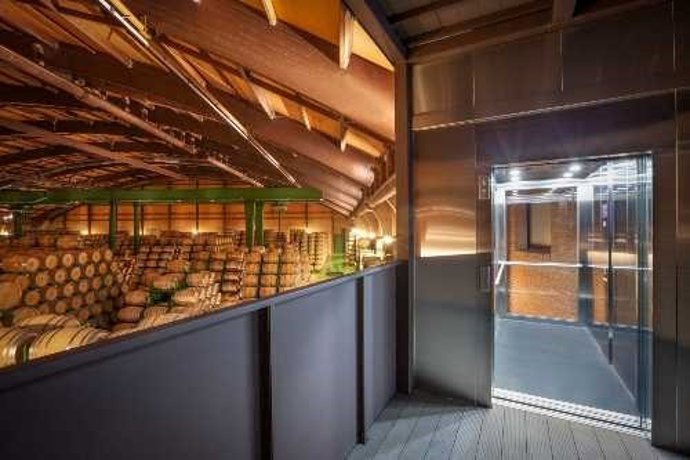 LA EXPERIENCIA ENOTURÍSTICA DE LAN INCORPORA LA VISTA PANORÁMICA DE SU ESPECTACULAR SALA DE BARRICAS