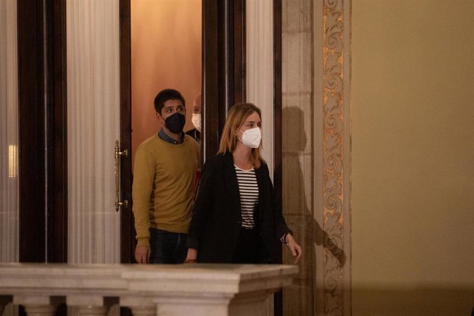 La líder de En Comú Podem en el Parlament, Jessica Albiach (1d), y el diputado David Cid (2d) a su salida de una reunión con el presidente de la Generalitat para abordar la tramitación de los Presupuestos de la Generalitat de 2022, en el Parlament de Ca
