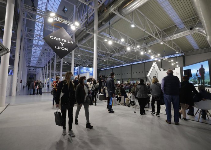 Público visita la última edición de Intur.