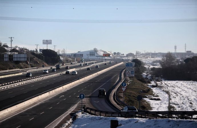 Archivo - Carretera A-5 a su paso por Móstoles, en Madrid (España), a 18 de enero de 2021. 