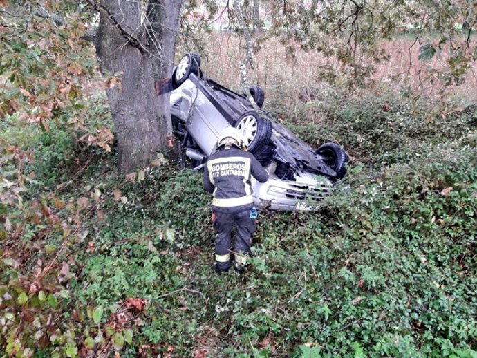 Salida de vehículo con dos heridos leves en Santa María de Cayón
