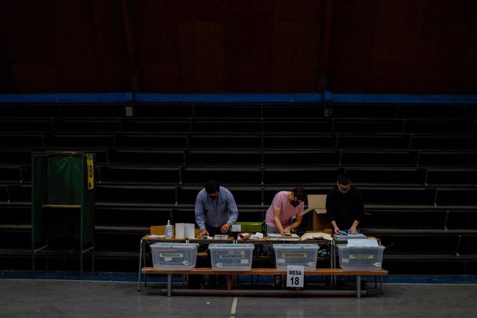 21 November 2021, Chile, Santiago: Polling station officials prepare for the arrival of voters at Liceo n1 Javiera Carrera during the 2021 Chilean general election. Photo: Cristóbal Escobar/Agencia Uno/dpa