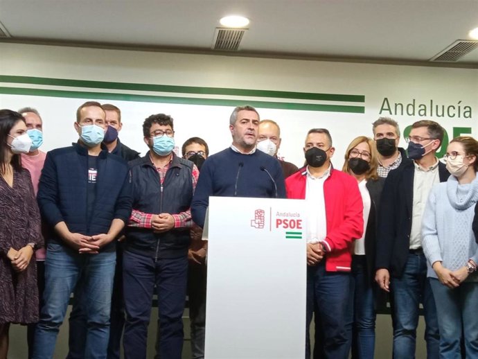 En el centro, Juan Antonio Lorenzo, recién elegido secretario general del PSOE de Almería.
