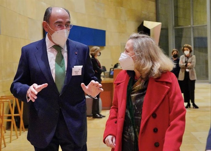 La vicepresidenta primera y ministra de Asuntos Económicos y Transformación Digital, Nadia Calviño, y el presidente de Iberdrola, Ignacio Galán, en la cena organizada en torno al plenario 'European Round Table for Industry'.