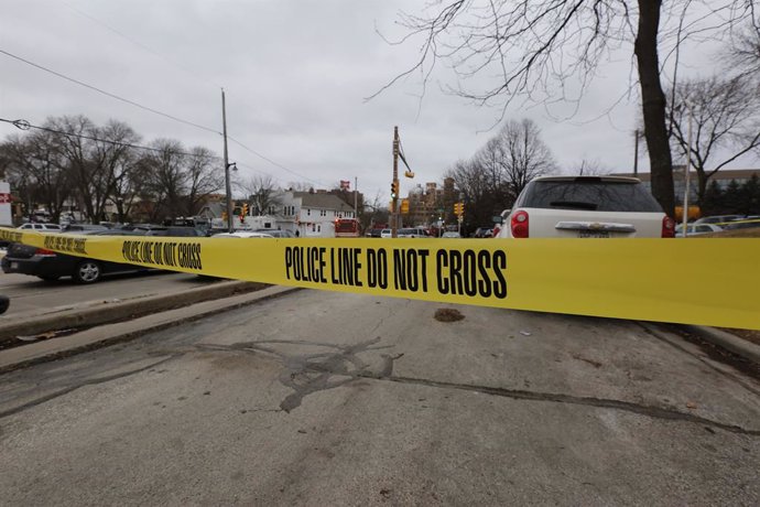 Archivo - 26 February 2020, US, Milwaukee: Apolice tape blocks the area where a gunman opened fire at a beer brewing complex killing at leaste five employees before taking his own life. Photo: Pat A. Robinson/ZUMA Wire/dpa